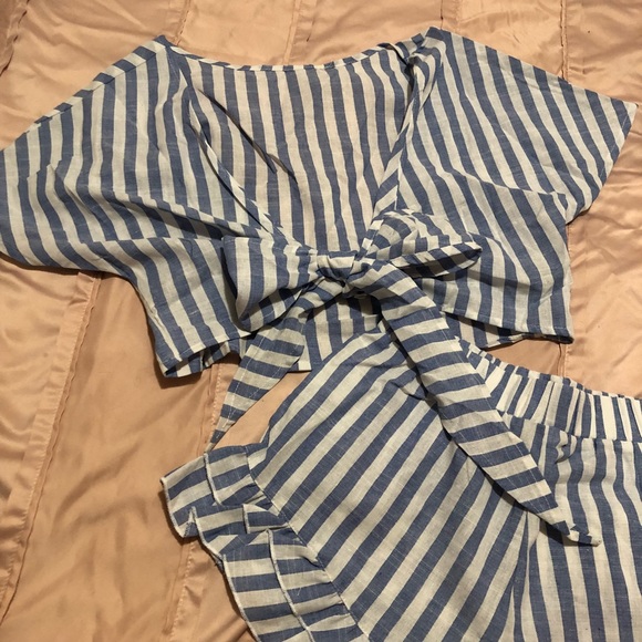 NWT Plunging Bow Tie Two Way Set - Picture 4 of 8